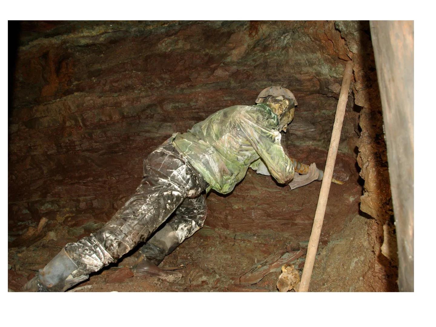 # ANARCHISTIČTÍ BUŘIČI
Literatura na přelomu 19. a 20.
století --- OCR Start ---
Základní znaky:
• básníci zaujímají kritický postoj ke vše