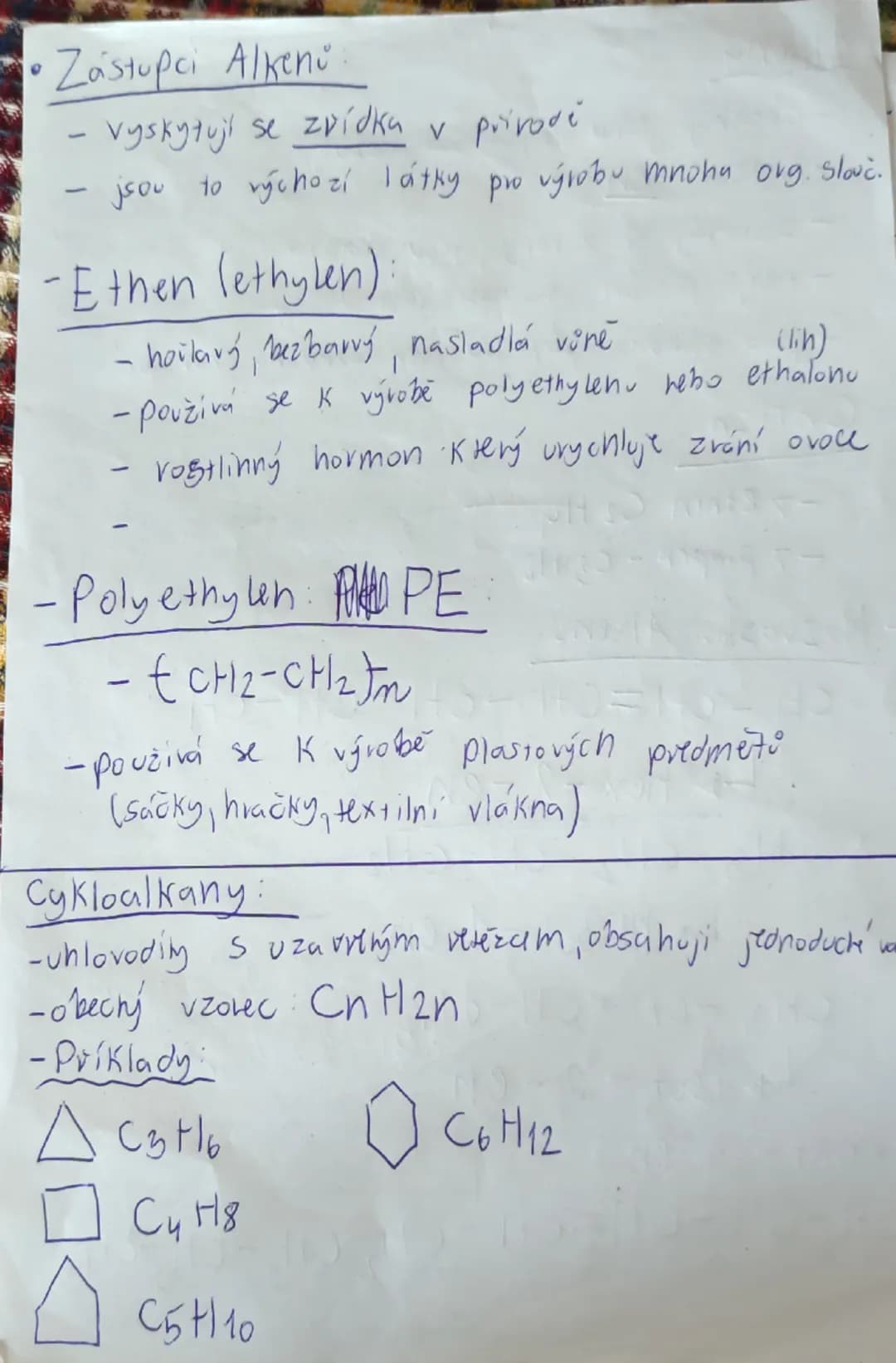 Uhlovodiky:
* organické sloučeniny které obsahuji atomy $\copyright$ a(H)
* rozdělení:
Uhlovodíky
nasycene
* obsahují jen
jednoduch